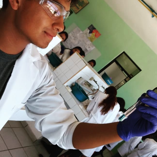 Foto de Leonardo en sus tiempos de estudiante de QFB